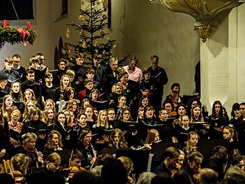 Den klingenden Höhepunkt des Weihnachtskonzerts in der Morizkirche bildete ein Mitmachprojekt der Schulfamilie des Gymnasiums Albertinum.Jochen BergerFoto: Jochen Berger