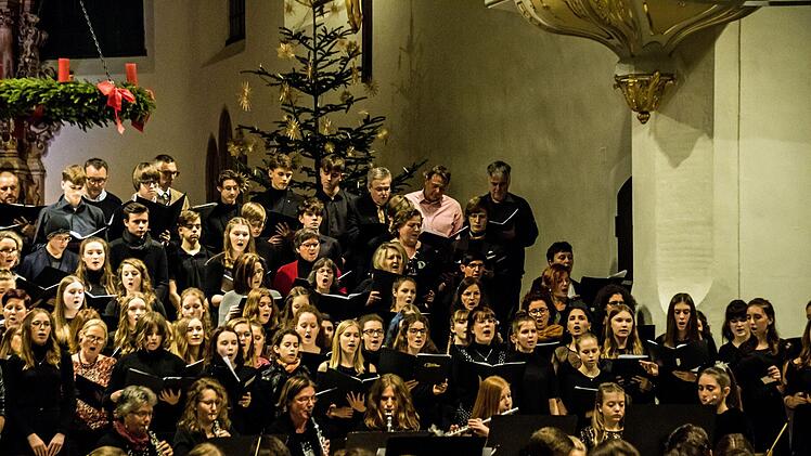 Den klingenden Höhepunkt des Weihnachtskonzerts in der Morizkirche bildete ein Mitmachprojekt der Schulfamilie des Gymnasiums Albertinum.Jochen BergerFoto: Jochen Berger
