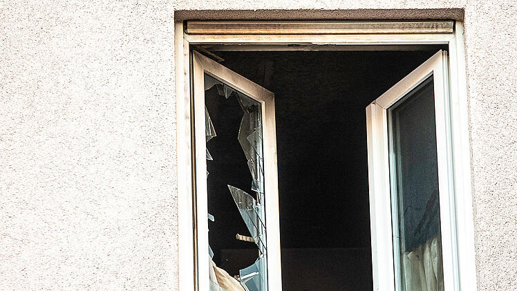 Wohnungsbrand in Mehrfamilienhaus in F&uuml;rth: Eine tote Person geborgen