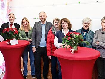 Vier gemeinnützige Projekte werden mit 9300 Euro aus den Mitteln der Stiftergemeinschaft unterstützt, bei der Mittelvergabe (v. l.): Claus-Peter Leicht, Robert Glenk, Harald Reinsch, Stephanie Kaufmann, Peter Ehmann, Gabriele Reuschl, Heike Kizer,...