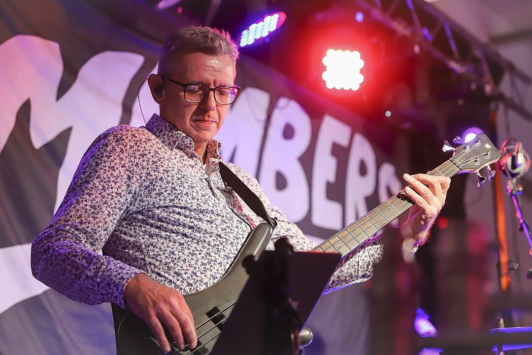 Es wurde in das Jahr 2025 gefeiert.