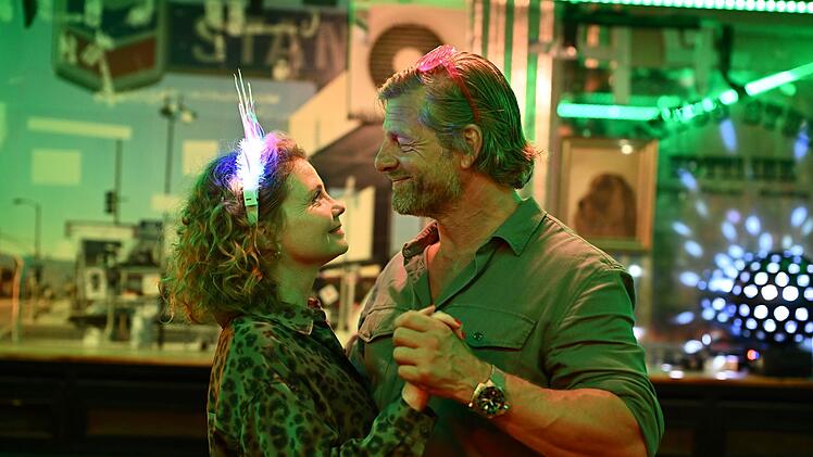 Annette Frier und Henning Baum - als sie selbst - kommen sich näher.