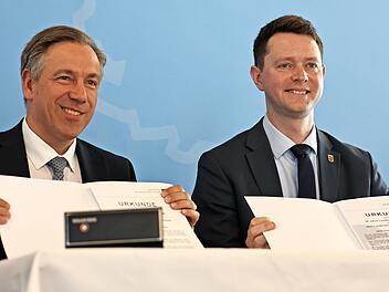 Die Landr&auml;te Alexander Tritthart (links) und Johann Waschnewski bekr&auml;ftigen mit der feierlichen &Uuml;bergabe der Partnerschaftsurkunden die enge Freundschaft zwischen Erlangen-H&ouml;chstadt und dem Saale-Holzland-Kreis.