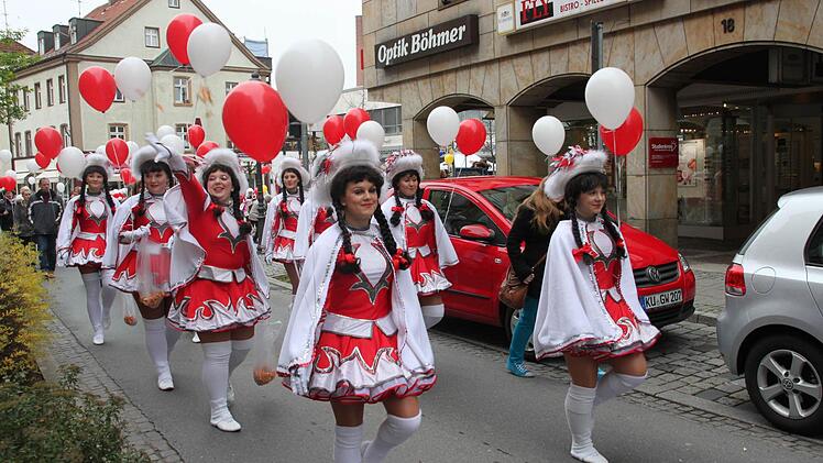 : Farbtupfer an einem grauen Novembertag: Die Prinzengarde des KFK bei ihrem Zug durch Kulmbach.