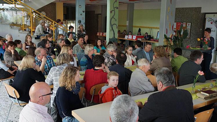 Kurzer Redeteil mit Bürgermeisterin Reinfelder (rechts)