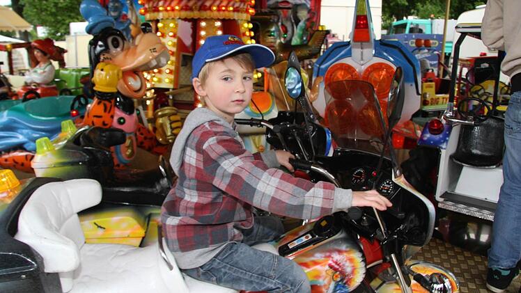 Bastian Geuther (6) erkundet mit der Oma und seinem kleinen Bruder das Volksfest - und fühlt sich auf dem coolen Motorrad ganz groß Fotos: Sonja Adam