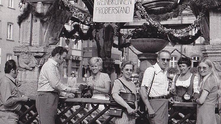 Der Marktbrunnen diente, wie auf dem Foto aus dem Jahr 1975 zu sehen, als Weinstand.