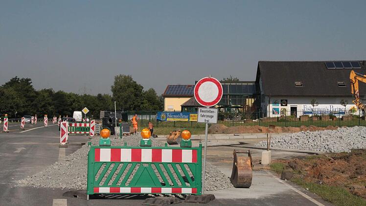 Warum eine Ampel und kein Kreisel? Bürgermeister Dieter Adam erläuterte in der Bürgerversammlung die Großbaustelle an der B 289. Foto: Jürgen Gärtner