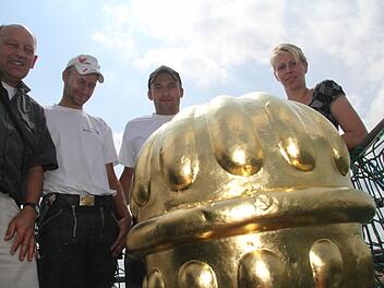Es ist vollbracht: Architekt Dietrich Scheler, Nico Gehring, Christian Manzer und Caroline Gehring freuen sich, dass die Kugel wieder auf der Turmspitze der Rugendorfer Kirche sitzt. Fotos: Sonja Adam