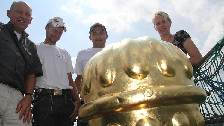 Es ist vollbracht: Architekt Dietrich Scheler, Nico Gehring, Christian Manzer und Caroline Gehring freuen sich, dass die Kugel wieder auf der Turmspitze der Rugendorfer Kirche sitzt. Fotos: Sonja Adam