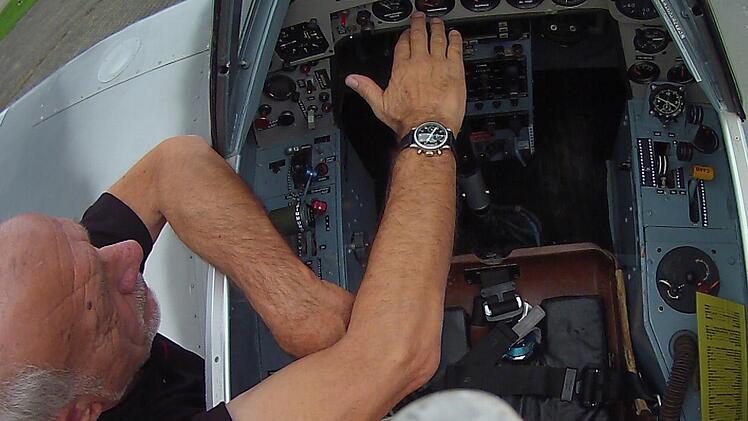 Der Blick von oben in das Cockpit auf all die Knöpfe lässt den Laien erschrecken.