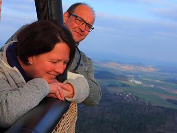 Sonnenuntergang im fränkischen Land: Sonja und Stephan Rother aus Neundorf genießen jede Ballonfahrt aufs Neue.