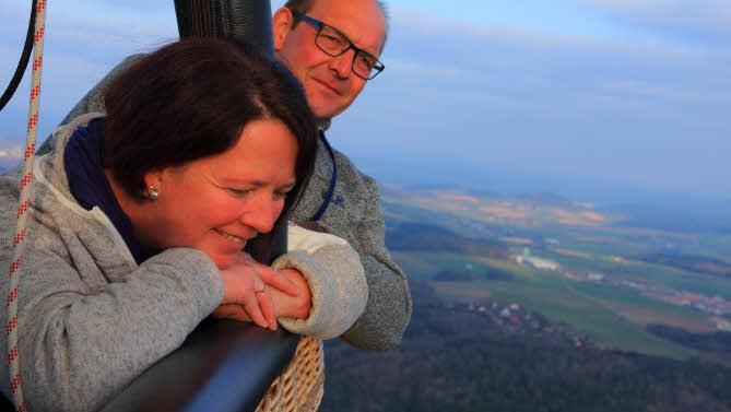 Sonnenuntergang im fränkischen Land: Sonja und Stephan Rother aus Neundorf genießen jede Ballonfahrt aufs Neue.