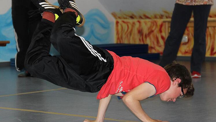 Konrad übt die Turtle - eine Breakdance-Figur, die jede Menge Körperspannung erfordert.