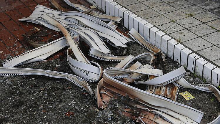 Reste des Rolladens vom Küchenfenster, der dem Feuer nicht Stand gehalten hat, liegen im Hof. Foto: Matthias Hoch