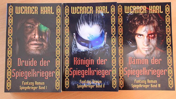 Die Trilogie der "Spiegelkrieger" ist bereits erschienen, der "Menosgada"-Roman soll 2016 herauskommen. Foto: Matthias Einwag