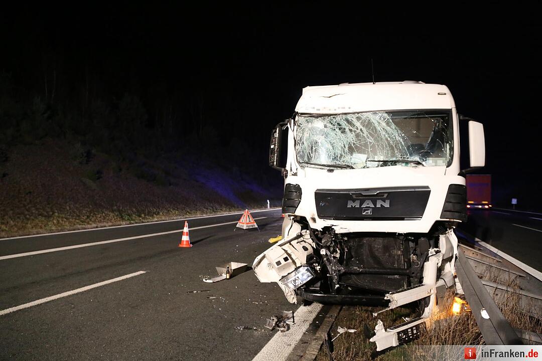 Sattelzug kracht in Gefahrgut-Lkw