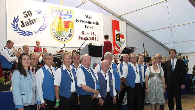 Die Geehrten der Blaskapelle Niedermirsberg, rechts steht Schirmherr Landrat Hermann Ulm.