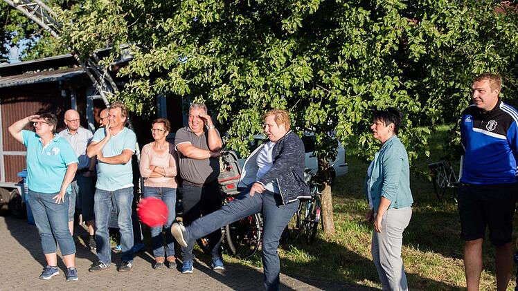 Manch strammer Schuss wurde beim Gang Peng Schießen 2.0 auf die Dartscheibe abgegeben. Die Bewunderer im Hintergrund sparten nicht mit guten Ratschlägen. Foto: kag