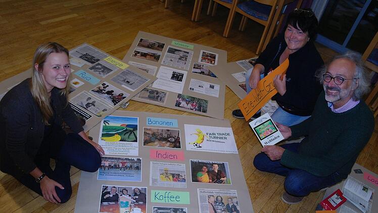 Maja Kirchner, Hannelore Roth und Dirk Hönerlage (v.l.) zeigen auf Plakaten nur einen Teil dessen, was die Eine-Welt-Gruppe in 30 Jahren auf die Beine gestellt hat. Stephanie Elm