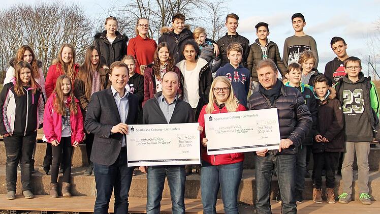 Der F&ouml;rderverein der Grund- und Mittelschule und die Stadt Bad Rodach nehmen die Spenden entgegen.  Foto: Michaela Brehm