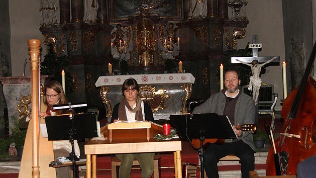 Die "Haßfurter Stubenmusik" mit Judith Weisel, Ruth Hümmer-Hutzel und Michael Weisel (von links) sorgte für einen besinnlichen und nachdenklichen Adventsabend. Foto: Günther Geiling