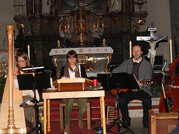 Die "Haßfurter Stubenmusik" mit Judith Weisel, Ruth Hümmer-Hutzel und Michael Weisel (von links) sorgte für einen besinnlichen und nachdenklichen Adventsabend. Foto: Günther Geiling