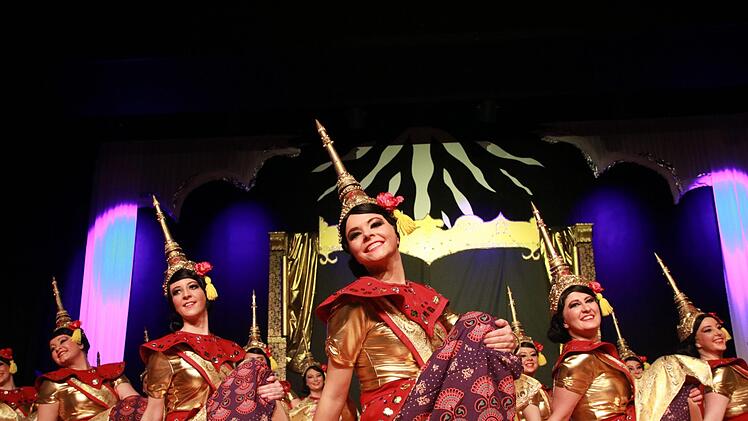 Die Maxi-Garde als "Tempeltänzerinnen". Foto: Jürgen Gärtner