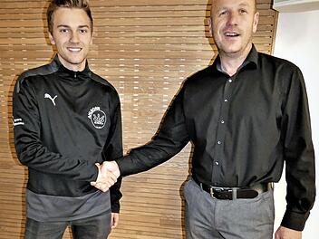 Den Weltmeister im Sportkegeln Jan Sandler ehrte Bürgermeister Jochen Trier (rechts).