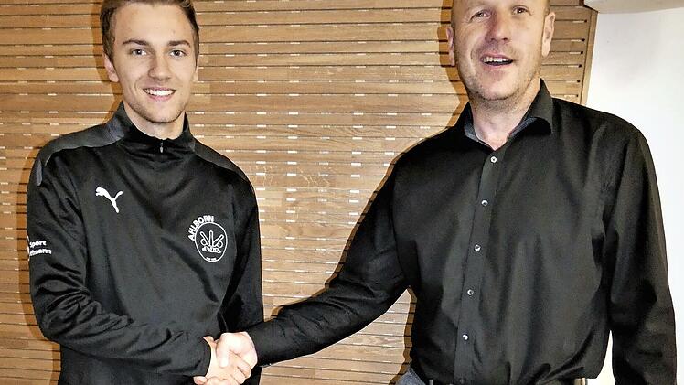 Den Weltmeister im Sportkegeln Jan Sandler ehrte Bürgermeister Jochen Trier (rechts).