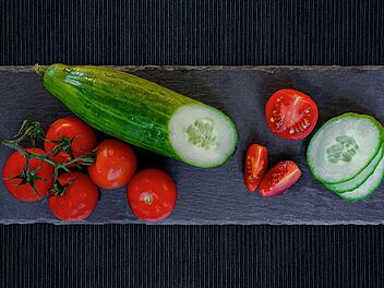 Gurken und Tomaten sind lecker und erfrischend.