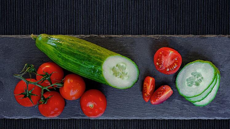 Gurken und Tomaten sind lecker und erfrischend.