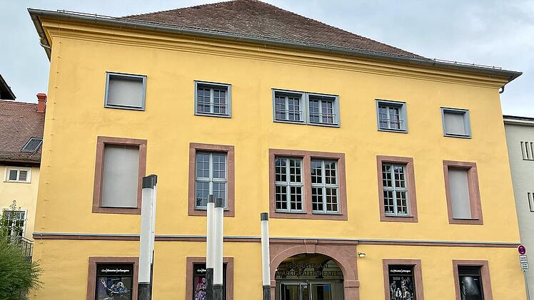 Von außen wirkt das Markgrafentheater Erlangen schlicht und verrät nichts über seine inneren Werte.