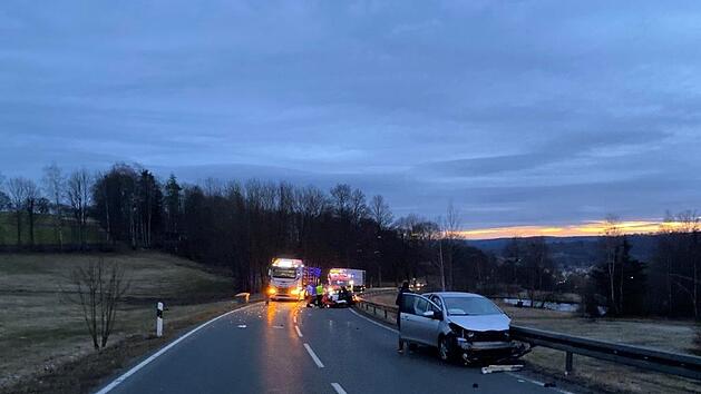 Schwerer Unfall im  Kreis Wunsiedel: Fahrerin sieht entgegenkommende Autos nicht - 61-j&auml;hriger schwer verletzt