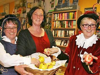 Doris Vokal alias Wilhelm Grimm, Claudia Klaus alias Lotte Grimm und Christine Friedlein alias Jacob Grimm. wollen das Jubiläum stilecht feiern  Fotos: Sonja Adam