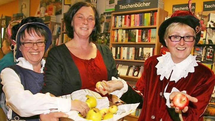 Doris Vokal alias Wilhelm Grimm, Claudia Klaus alias Lotte Grimm und Christine Friedlein alias Jacob Grimm. wollen das Jubiläum stilecht feiern  Fotos: Sonja Adam