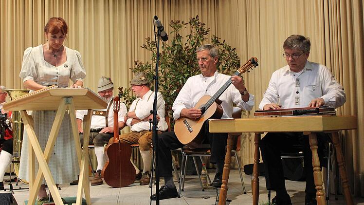 Die Effeltricher Musikanten mit der Niederndorfer Saitenmusik