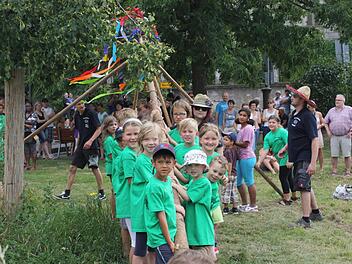 Heuer stellten die Kinder ihren eigenen Kirchweihbaum auf. Fotos: Sonja Werner