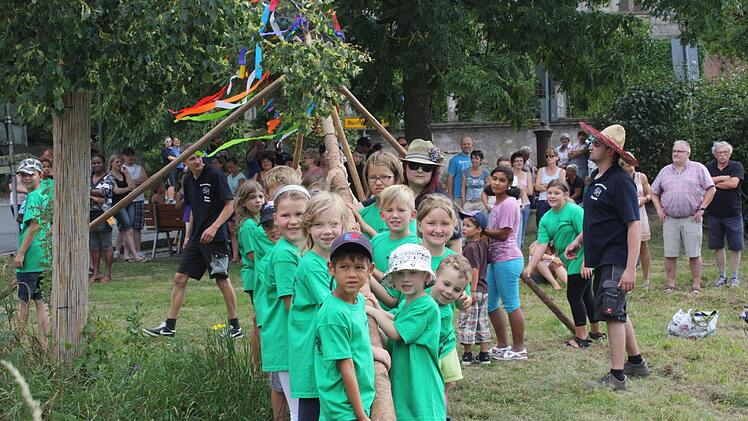 Heuer stellten die Kinder ihren eigenen Kirchweihbaum auf. Fotos: Sonja Werner