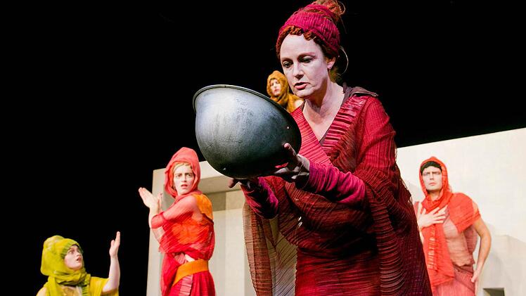 Lysistrate (Anja Lechle, Mitte) hat eine liebestolle Mitstreiterin enttarnt; (v. l.) Lampito (Janina Zschernig), Kalonike (Anika Herbst), eine namenlose Frau (Patrick Nellessen), Ismenia (Daniel Seniuk)Jochen Quast