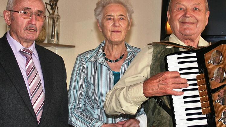 Clubpräsident Helmut Schuck würdigt das Ehrenmitglied Erwin Wehner und seine Frau Resi.