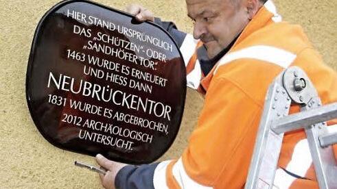 Bauhofmitarbeiter Rainer Müller nimmt Maß, um die Hinweistafel in der Neubrückentorstraße anzubringen.  Foto: Helmut Will