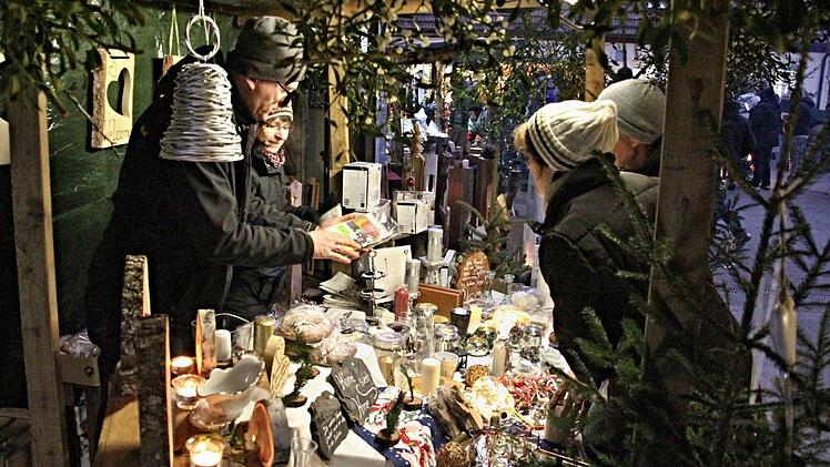 Vor allem die selbst gemachten Gegenstände stießen bei den Gästen auf reges Interesse. Fotos: Helmut Will