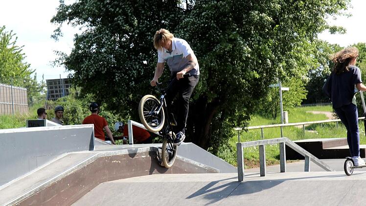 Die neue Skateanlage kann nicht nur mit Skateboards, sondern auch mit BMX-Rädern, Inline-Skates und Scootern benutzt werden. Foto: Richard Sänger