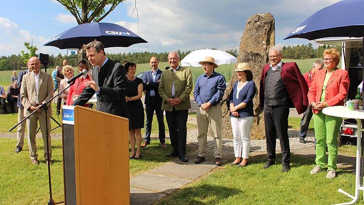 "Ganz Bayern setzt auf Franken", kommentierte der Bamberger Bundestagsabgeordnete Thomas Silberhorn (am Pult) Joachim Herrmanns Spitzenplatz bei der bevorstehenden Bundestagswahl. Anlass für einen Scherz gab ihm Monika Hohlmeiers "rot-grünes" Outfit Foto: Evi Seeger
