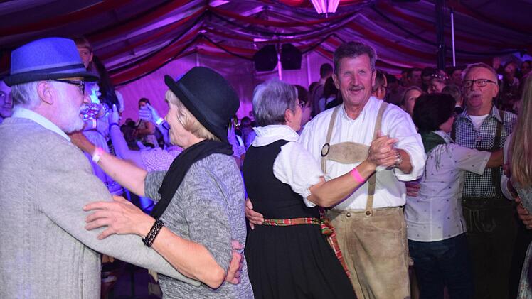 Schon am frühen Abend führt eine Polonaise durchs Festzelt. Foto: Daniela Pondelicek