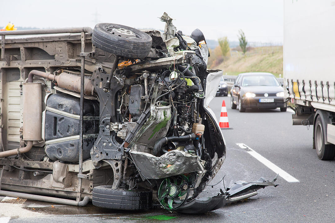 Sprinter kracht ungebremst in Baustellenfahrzeug