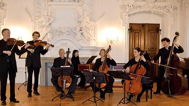 Das Kammerkonzert mit besonderen Instrumenten führten auf (von links): Christoph Kuen, Martin Timphus, Hartwig Groth, Mimoe Todo, Tina Groth, Verena Obermayer und Màtyas Néméth. Foto: Andreas Welz