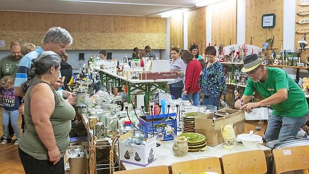 Auf Schnäppchenjagd konnte man beim Flohmarkt gehen. Foto: Klaus Gagel