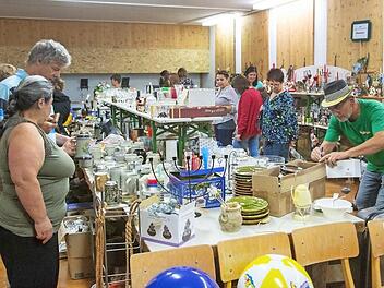 Auf Schnäppchenjagd konnte man beim Flohmarkt gehen. Foto: Klaus Gagel